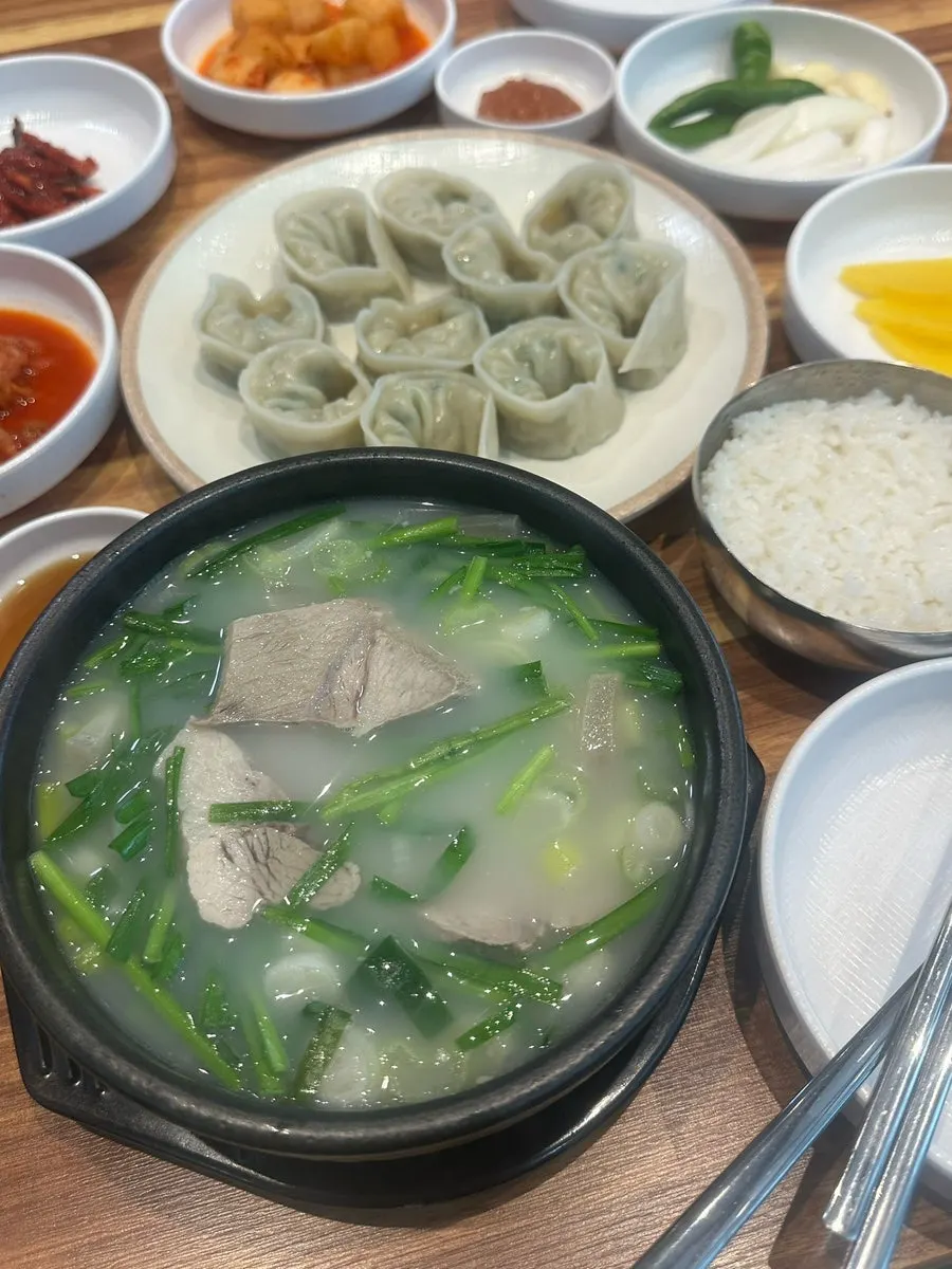 The ordered dwaeji gukbap (basic) and hand-made dumplings on the table