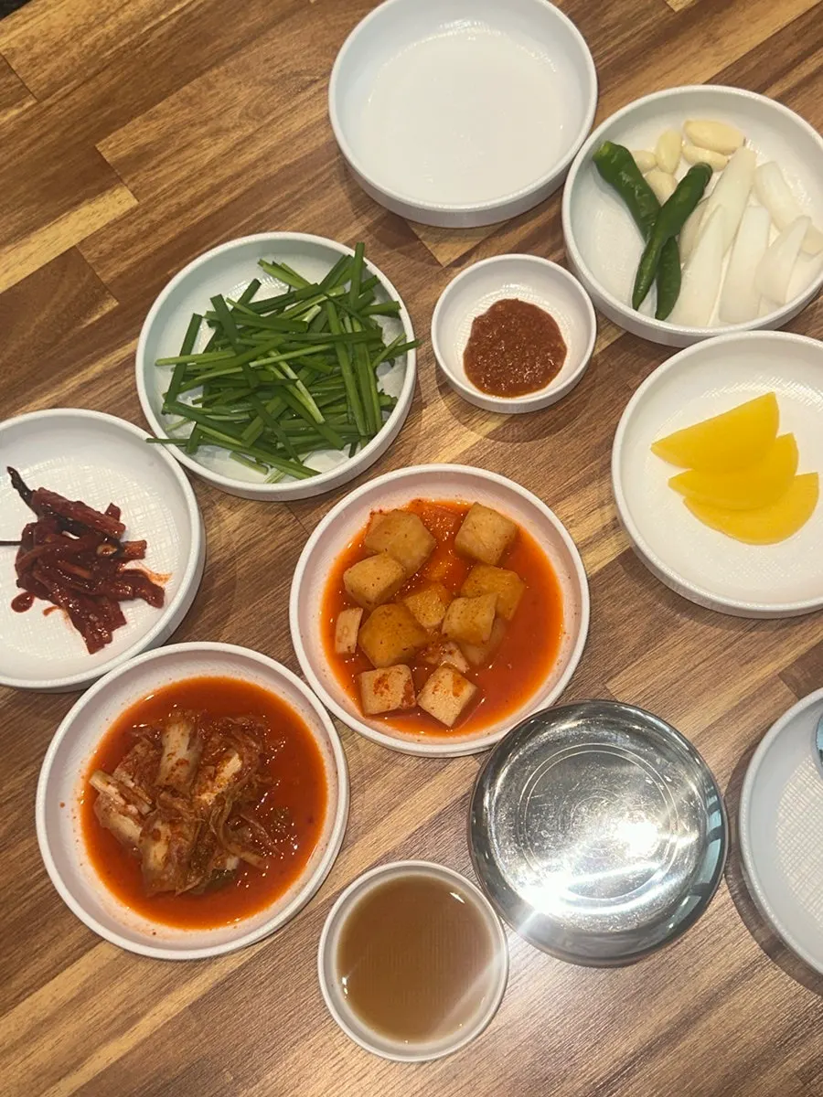 Basic side dishes including kkakdugi and kimchi