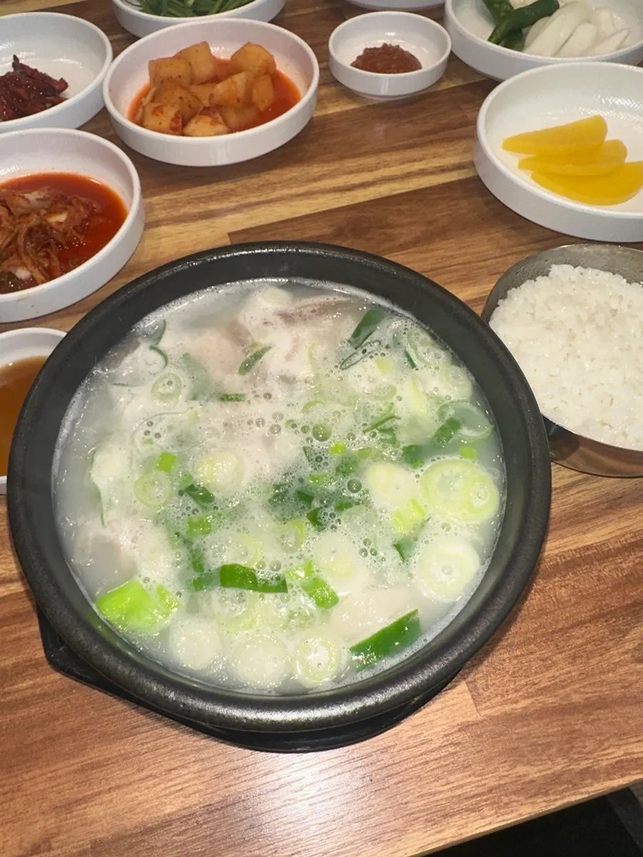 A bowl of dwaeji gukbap (basic) with milky-white broth