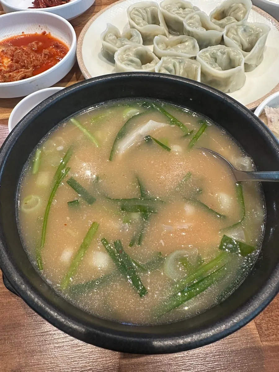 The dwaeji gukbap broth turned spicy after adding dadegi