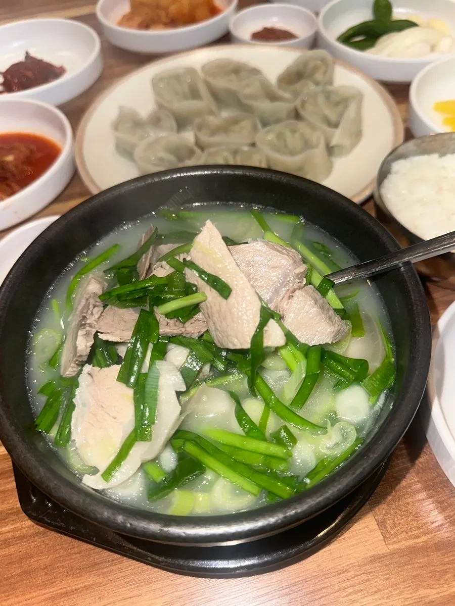 Dwaeji gukbap and hand-made dumplings served together
