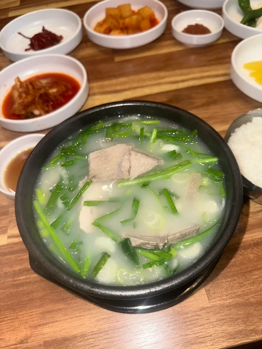The table after finishing dwaeji gukbap and side dishes