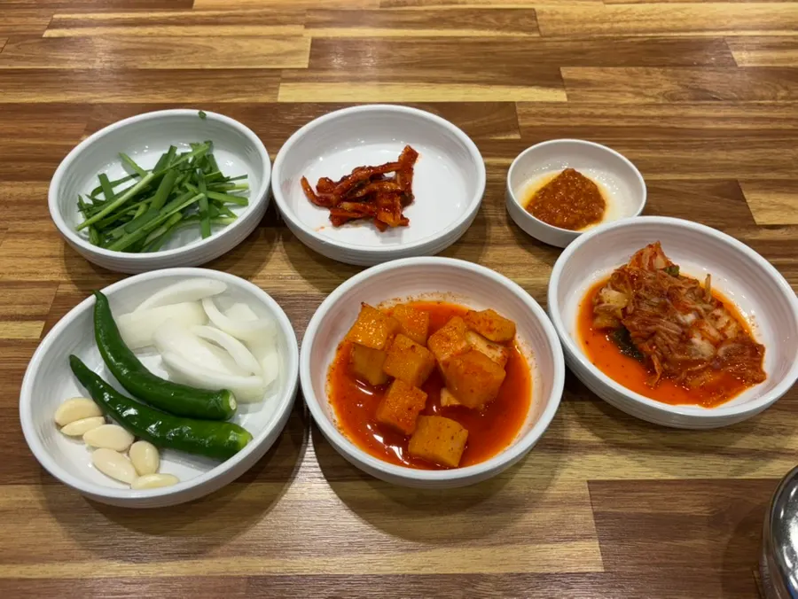 Kimchi and kkakdugi served alongside the gukbap
