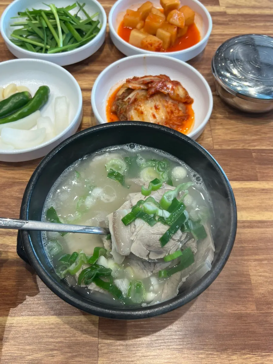 Final shot of Yeongdong Milmyeon & Dwaeji Gukbap Busan Station Branch
