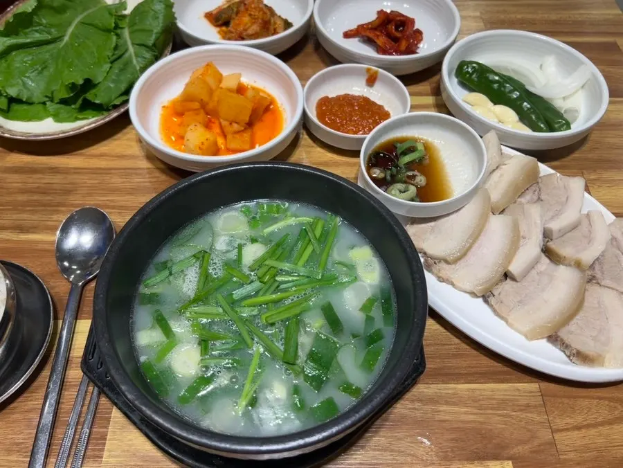 A glass of beer served alongside the gukbap