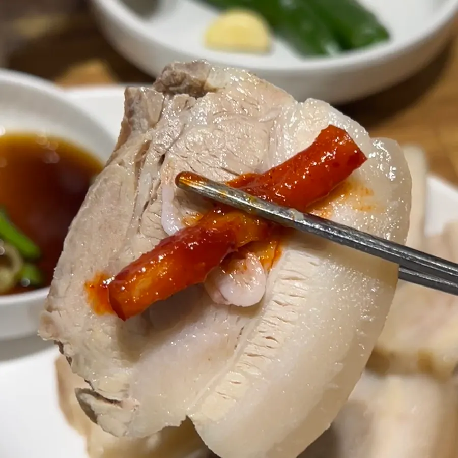 Plate of thickly sliced suyuk from the suyuk baekban