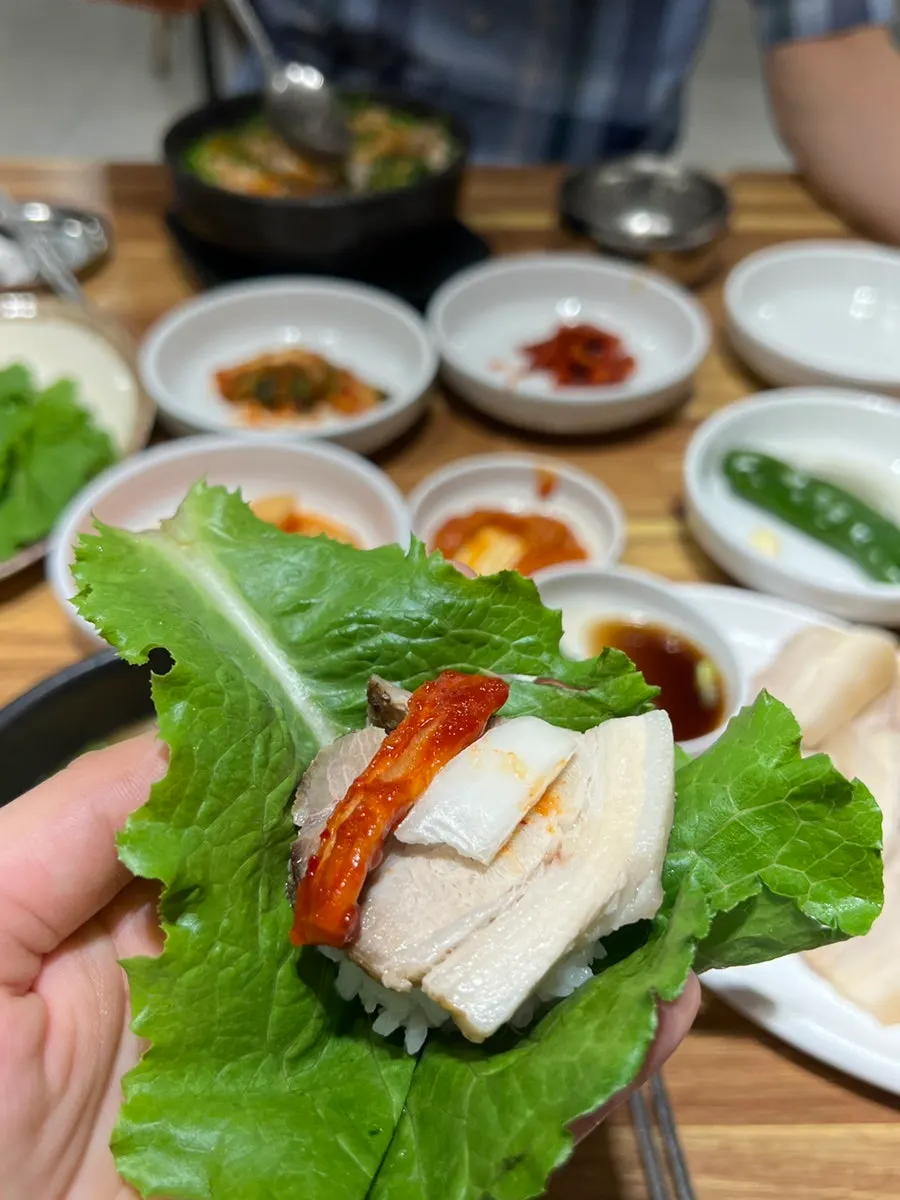 Romaine lettuce wrap with suyuk and garlic