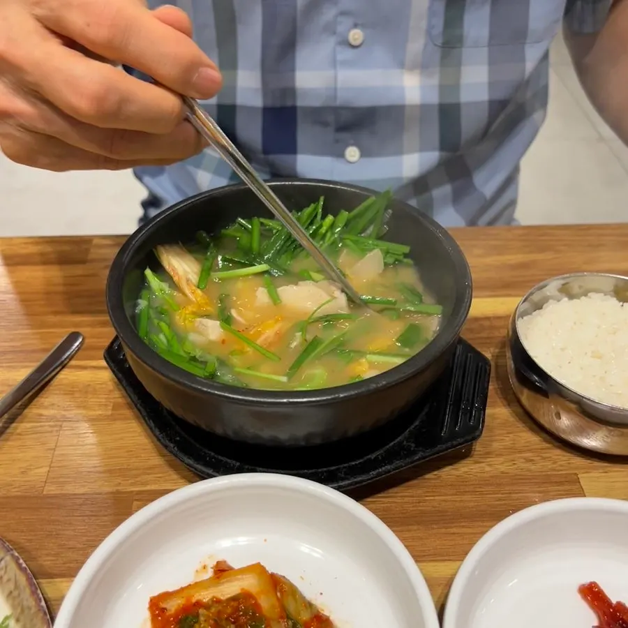 A plain bowl of dwaeji gukbap