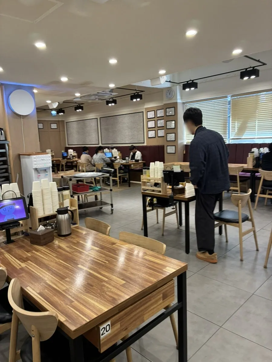 매장 앞 도로와 주차 공간