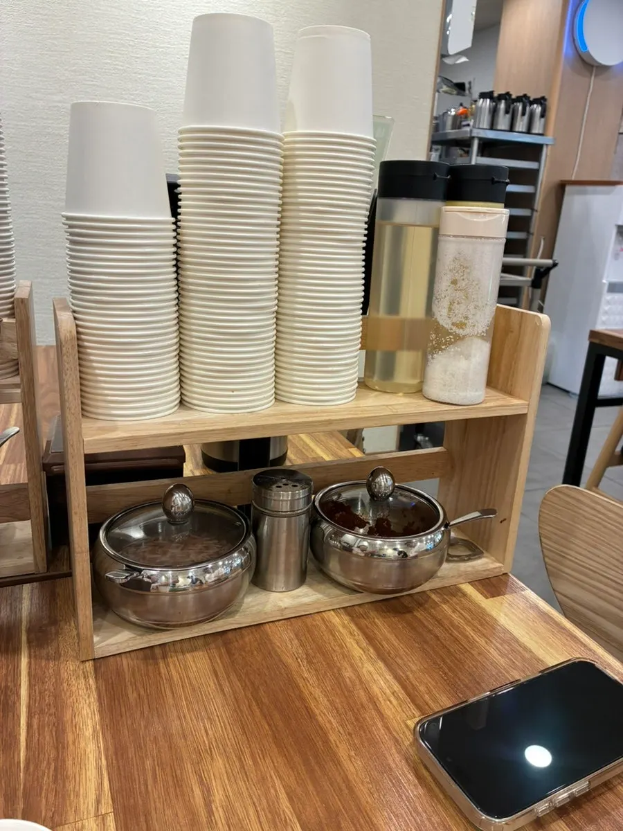 돼지국밥과 밀면이 함께 적힌 메뉴판