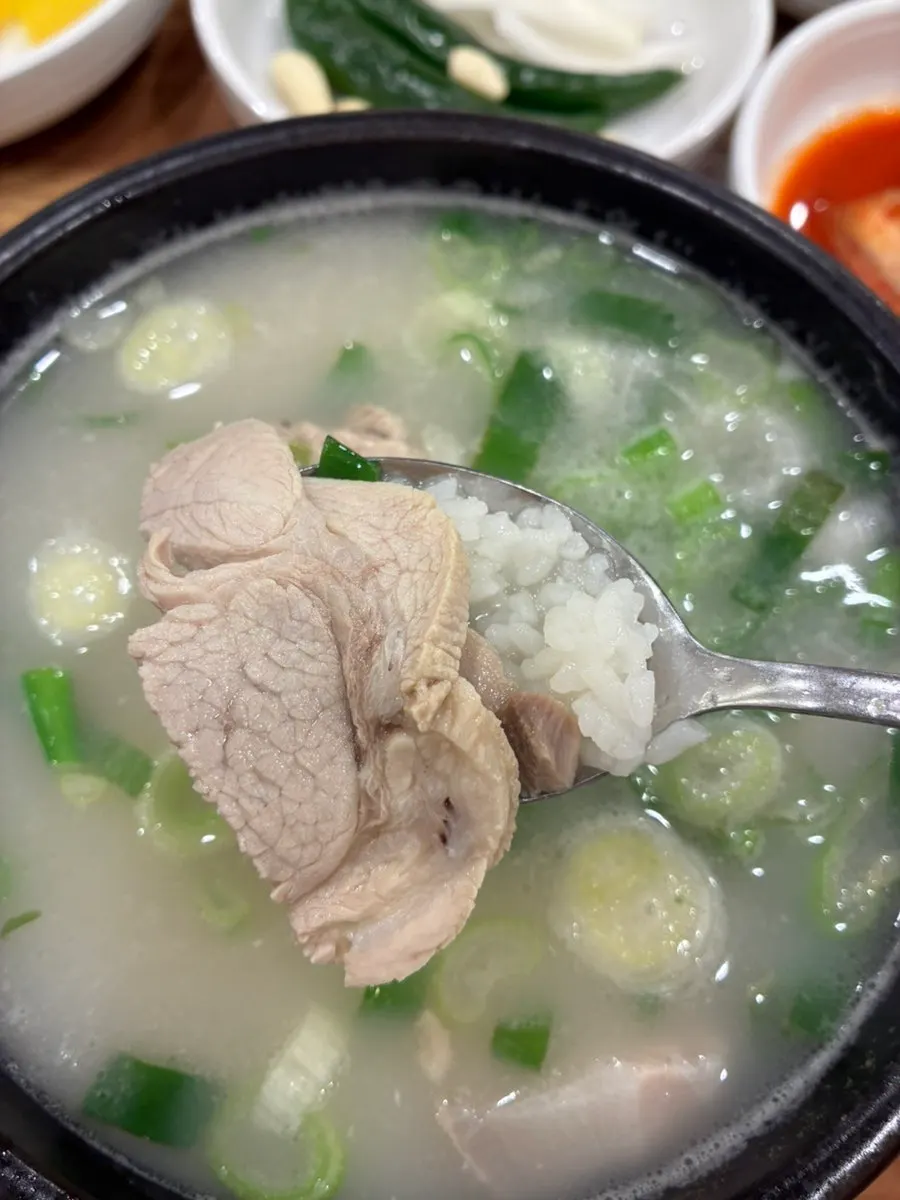 테이블에 준비된 소금과 양념류
