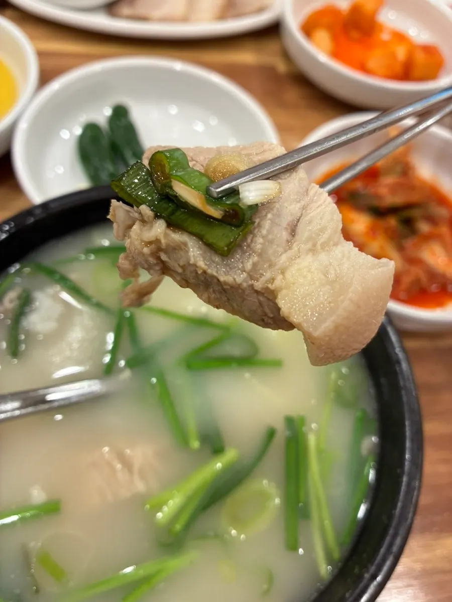 국밥에 넣어 먹는 넉넉한 부추 무침