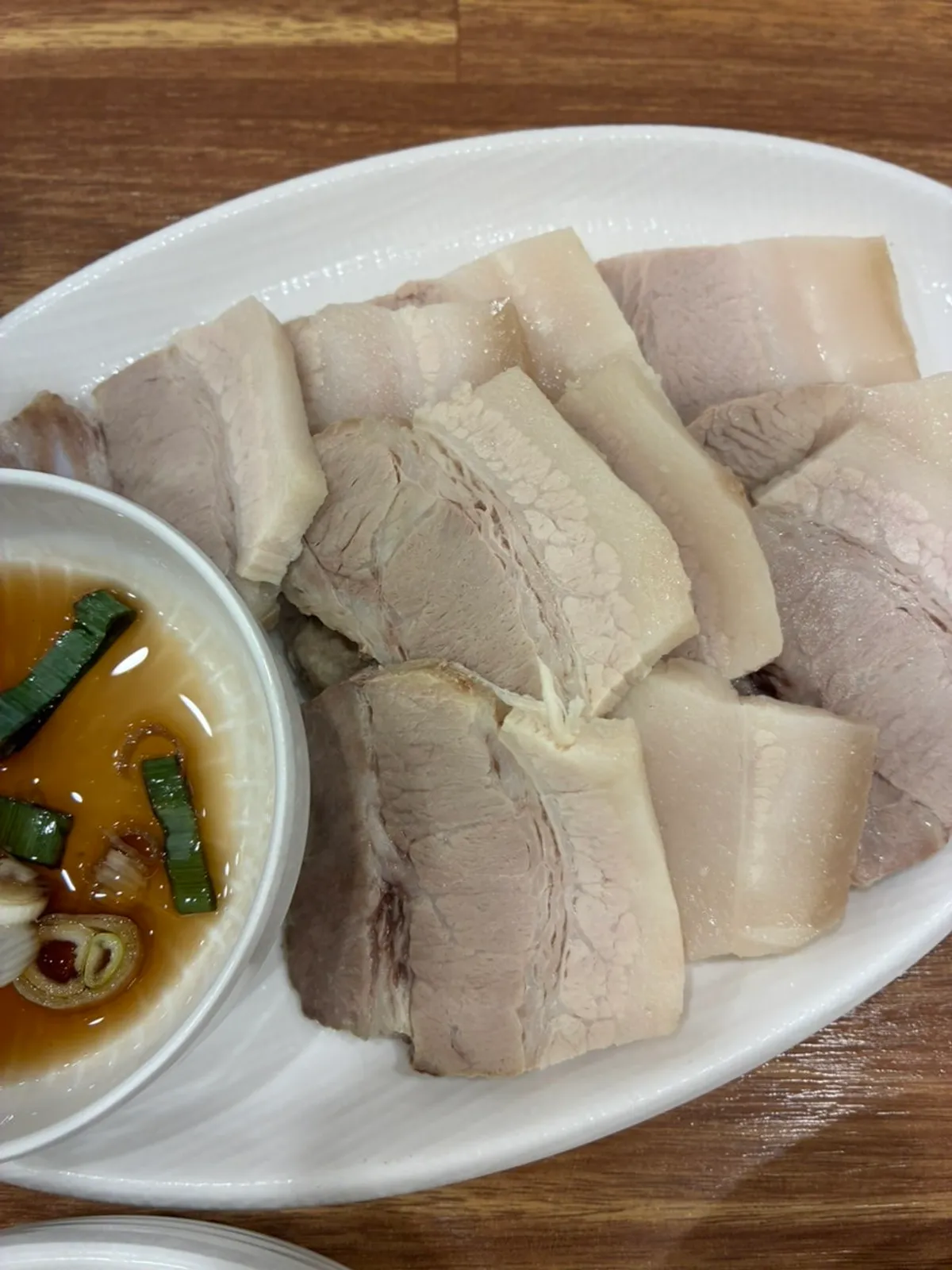 고기가 넉넉한 뽀얀 국물의 돼지국밥
