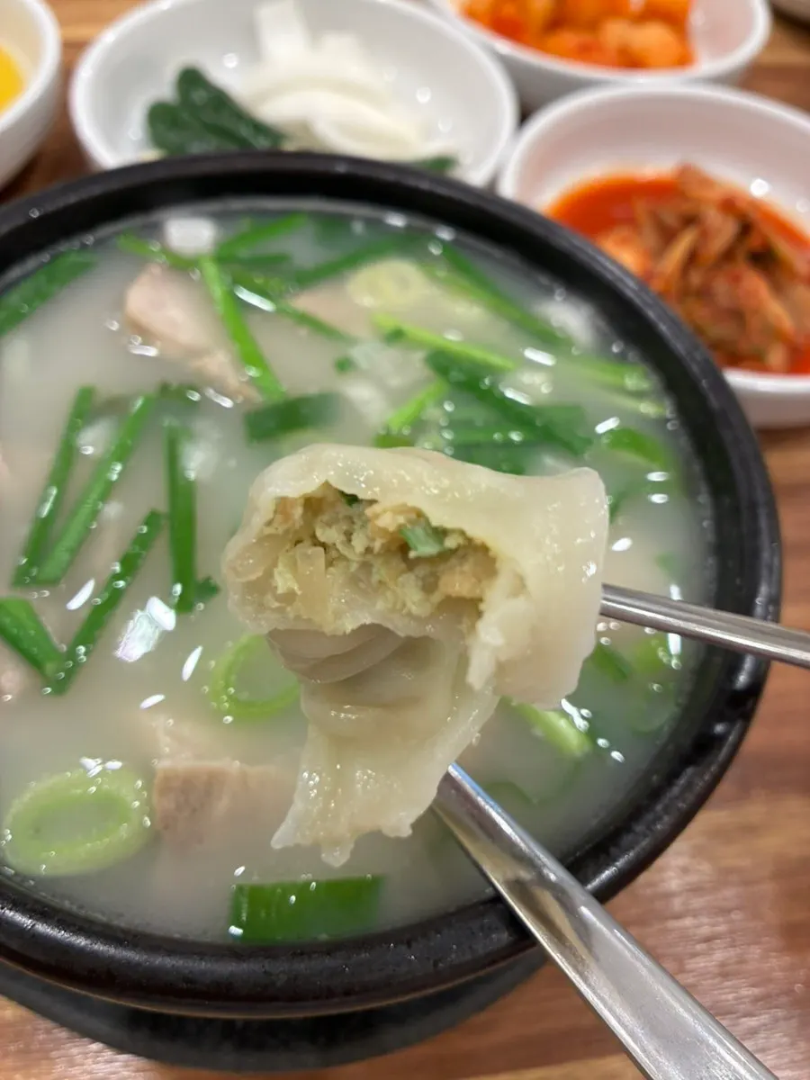 속이 꽉 찬 만두 한 접시