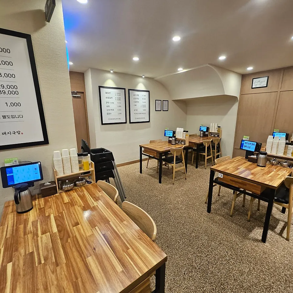 Tablet ordering device on the table