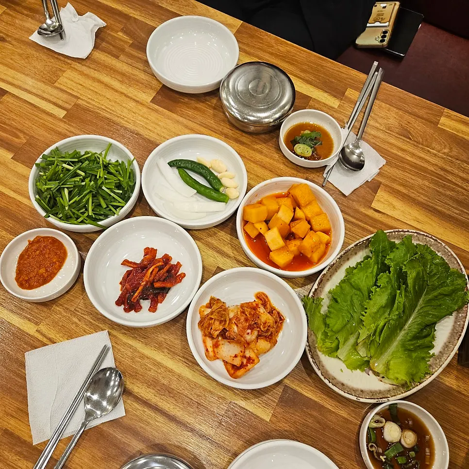 Basic side dishes of kimchi and cubed radish kimchi