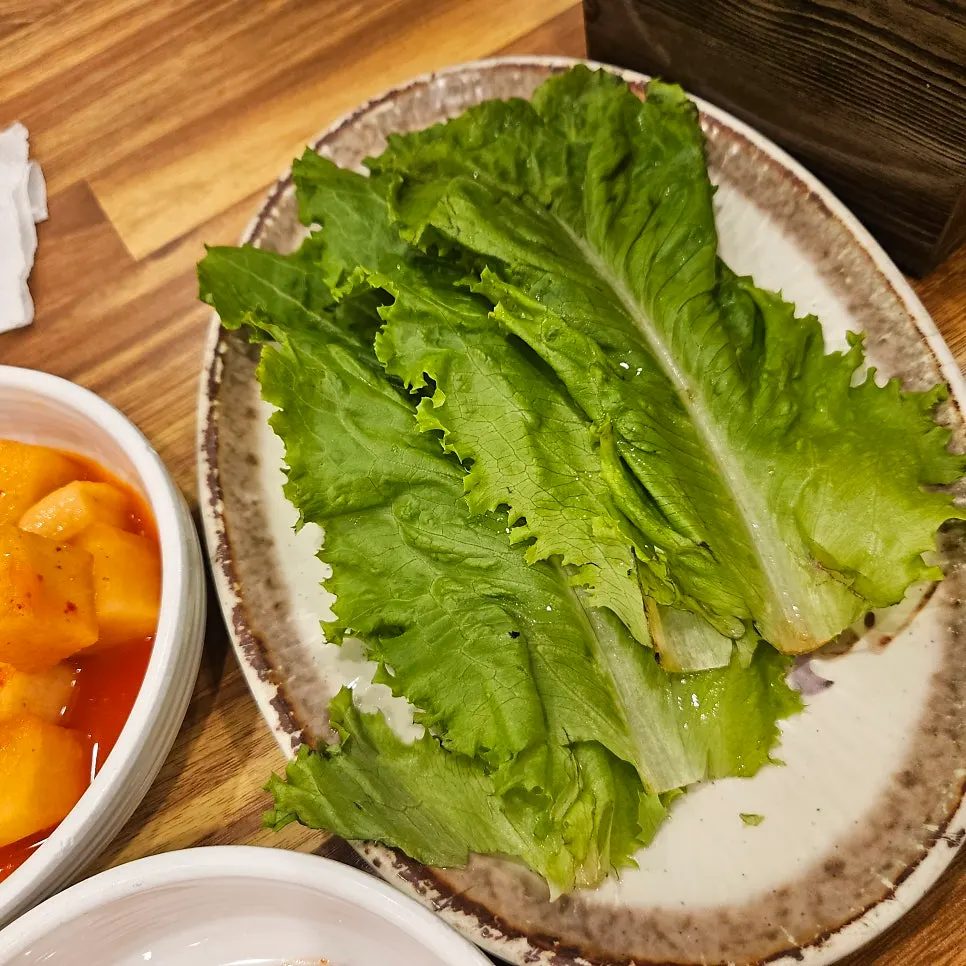 Apron provided beside the table