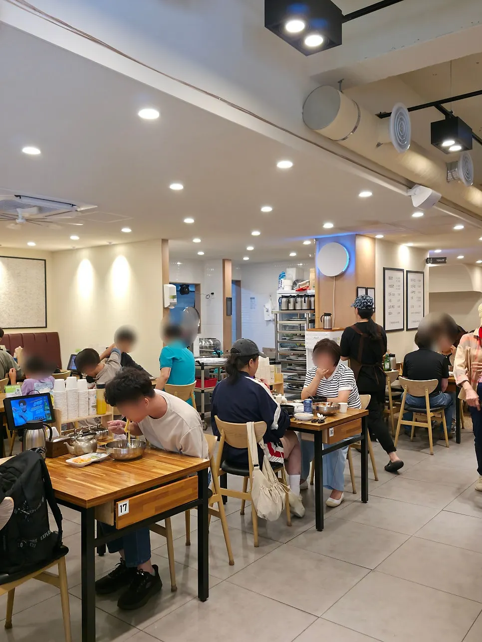 영동밀면&돼지국밥 영업시간 안내가 걸린 가게 앞