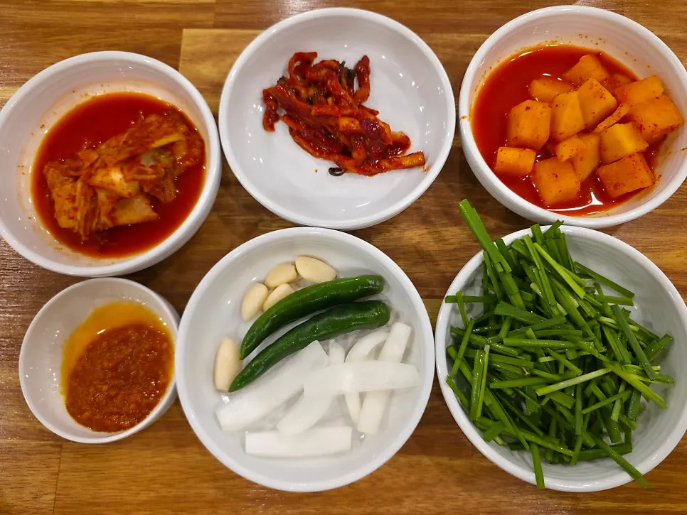 돼지국밥과 함께 차려진 테이블 한 상