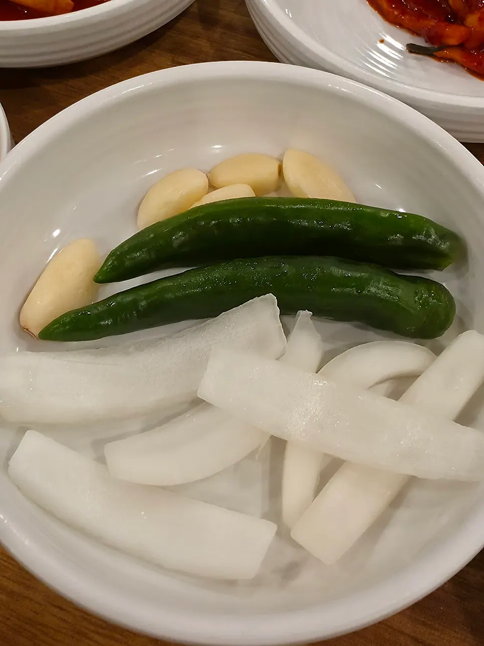 양념과 새우젓이 놓인 테이블