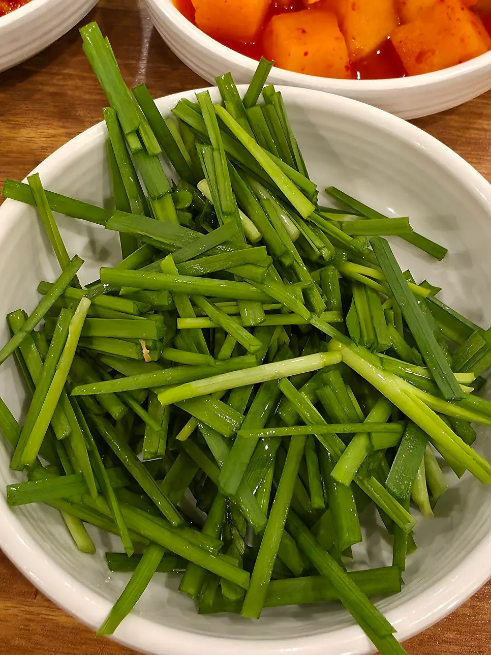 기본 반찬과 수저가 세팅된 자리