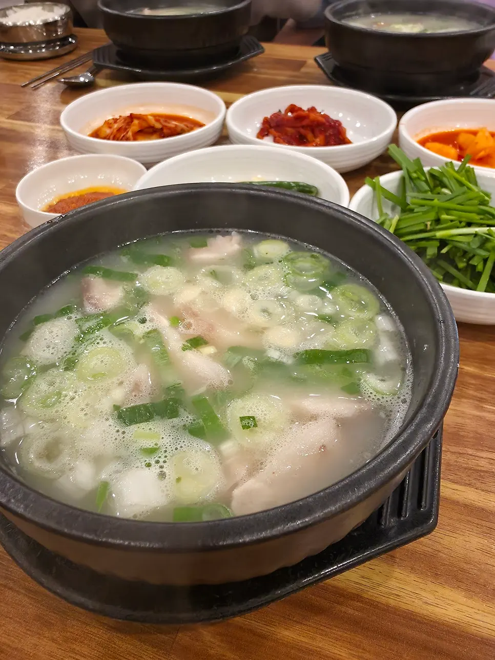 부추를 듬뿍 올린 돼지국밥