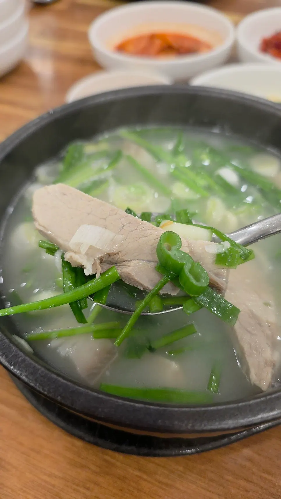 뽀얀 국물과 고기가 가득한 돼지국밥