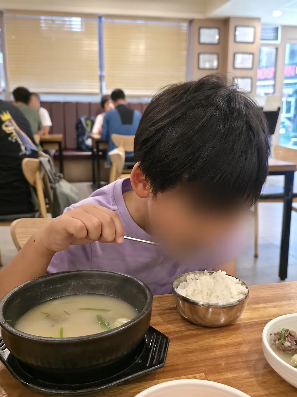 국물을 떠올린 돼지국밥 한 숟가락