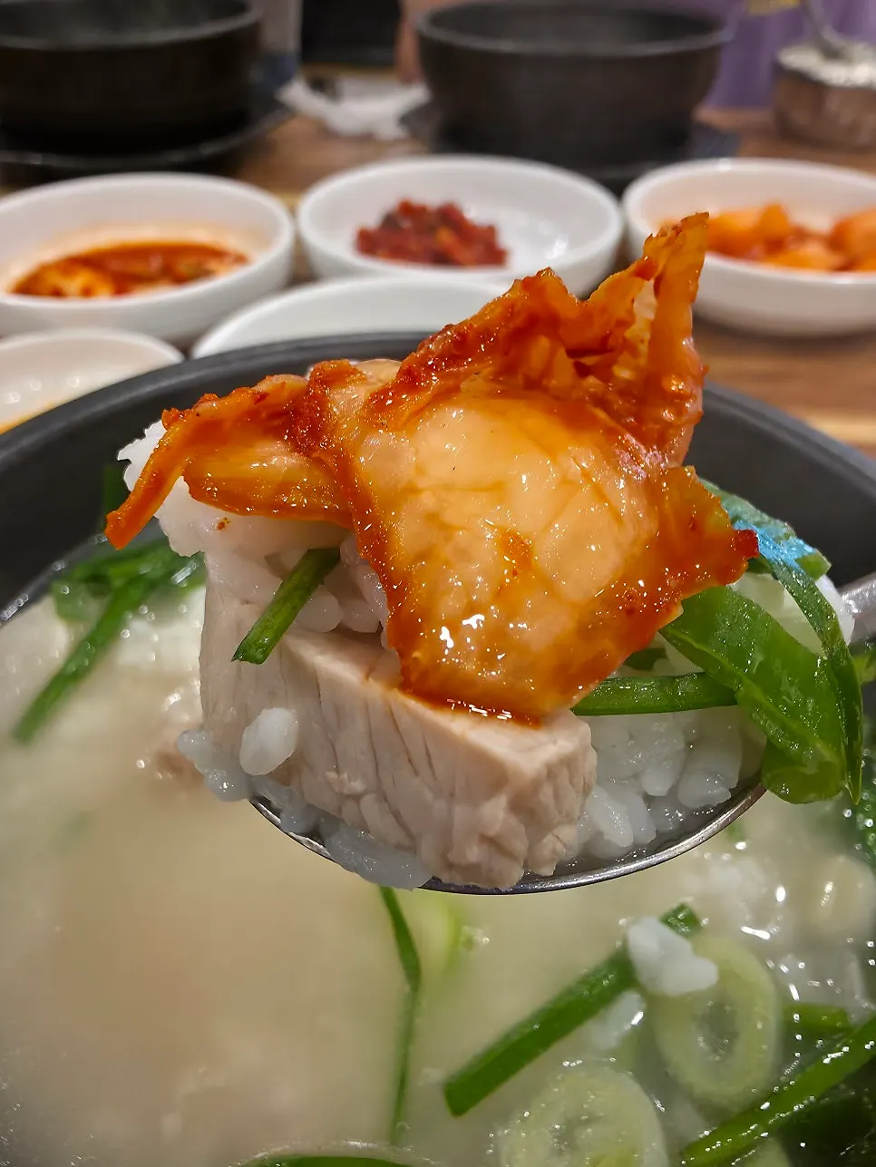 비워가는 돼지국밥 그릇과 반찬