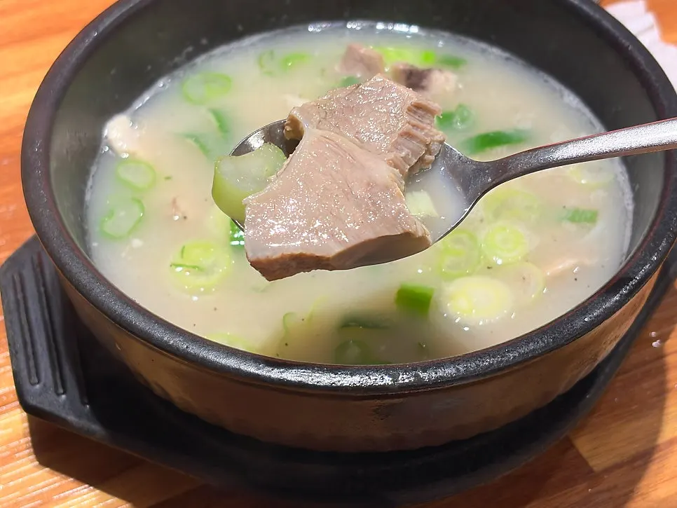 Broth and meat in the dwaeji gukbap