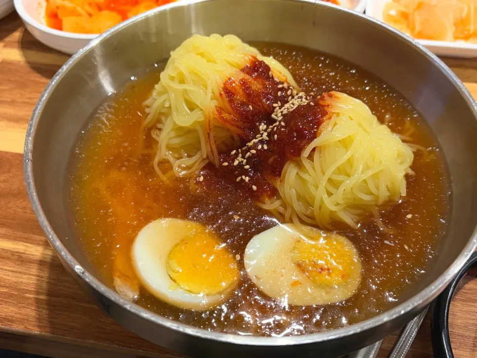 Eating dwaeji gukbap together with rice