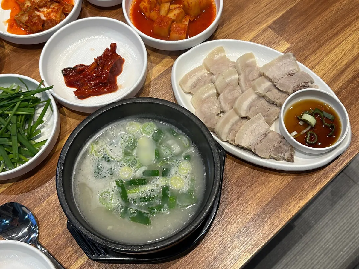 영동밀면&돼지국밥 부산역사점 점심 상차림