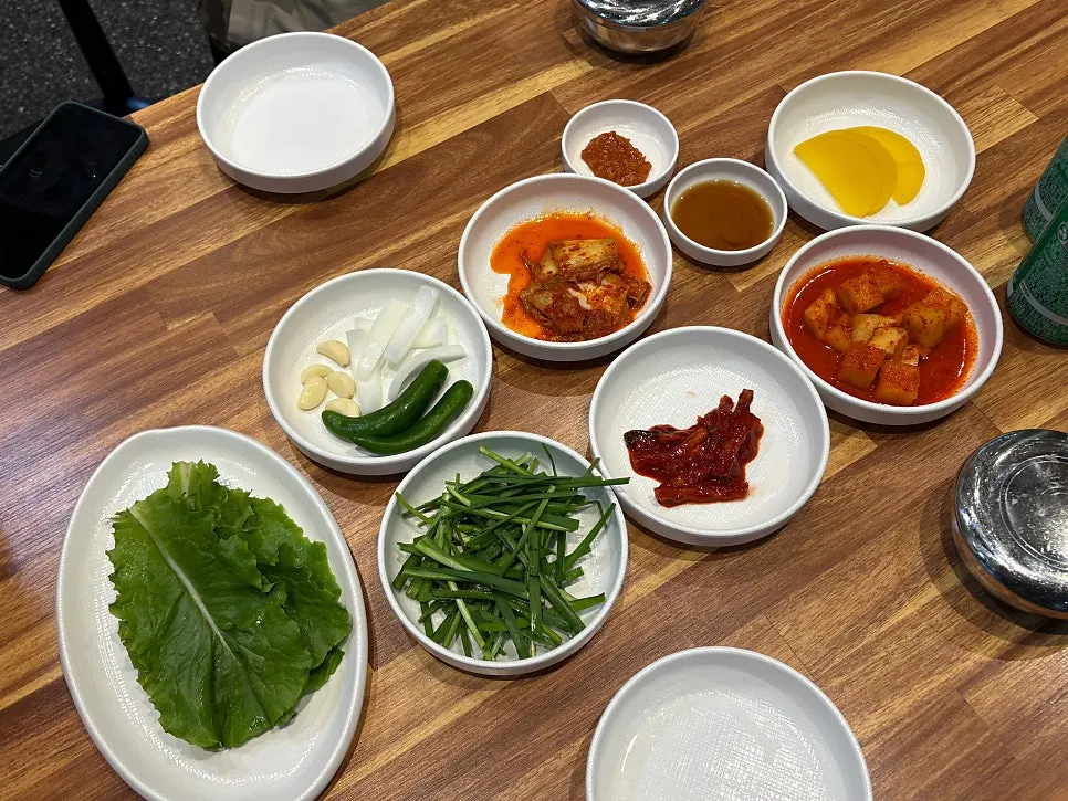 국밥과 함께 나온 기본 찬 한 상