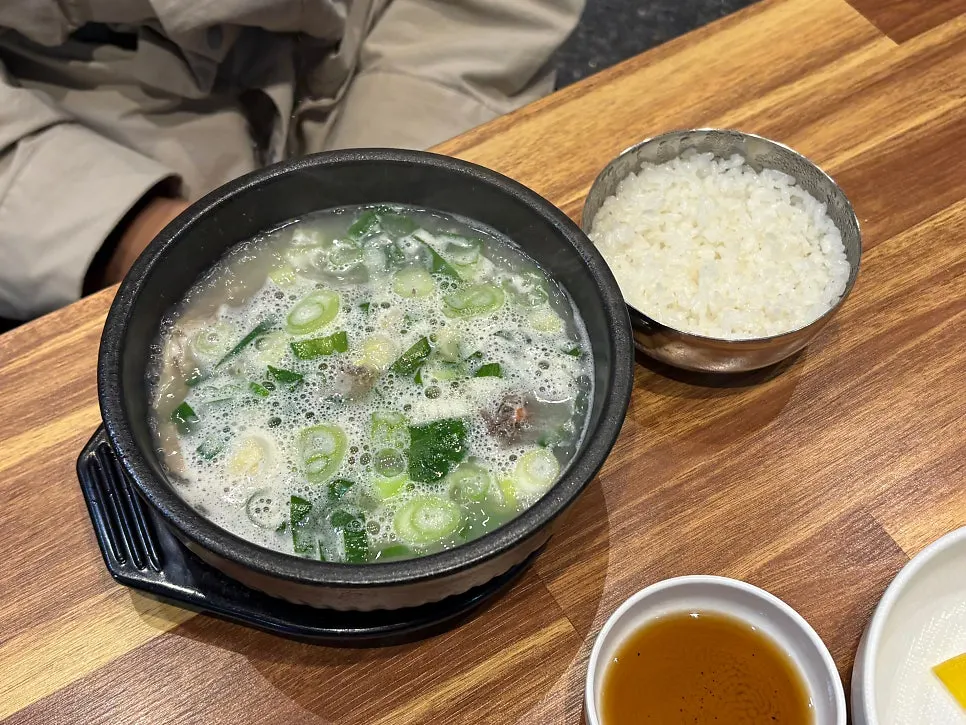 뜨끈하게 나온 순대국밥 한 그릇