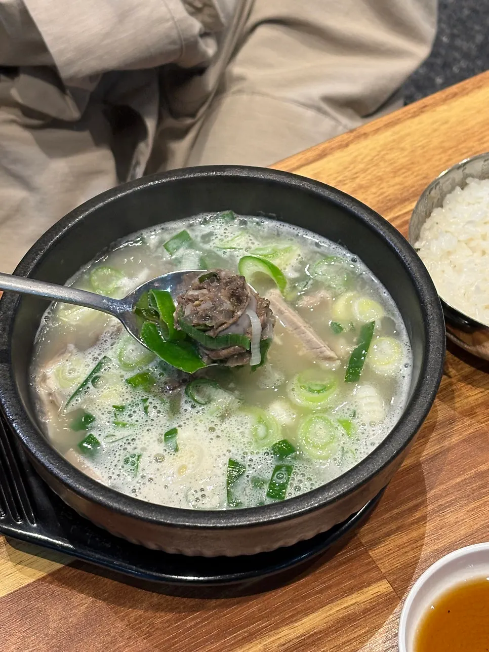 순대와 돼지고기가 들어간 국밥 속 건더기