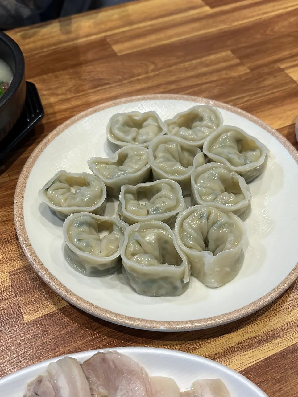 양념장에 찍어 먹는 수육 한 점