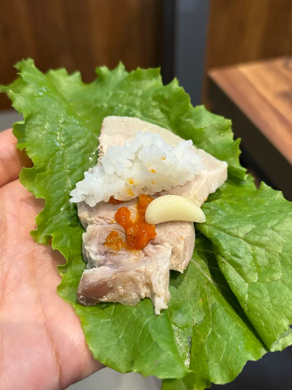 쌈에 올린 수육 한 점