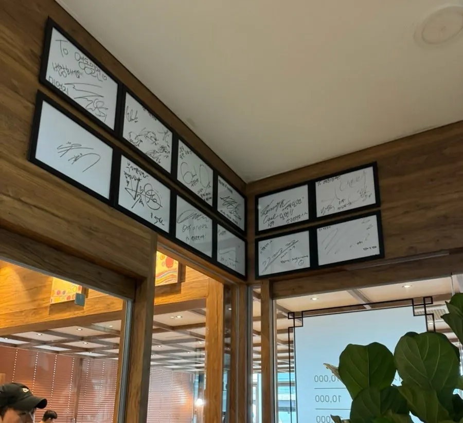 Papan nama Yeongdong Milmyeon & Dwaeji Gukbap di sebelah kanan eskalator