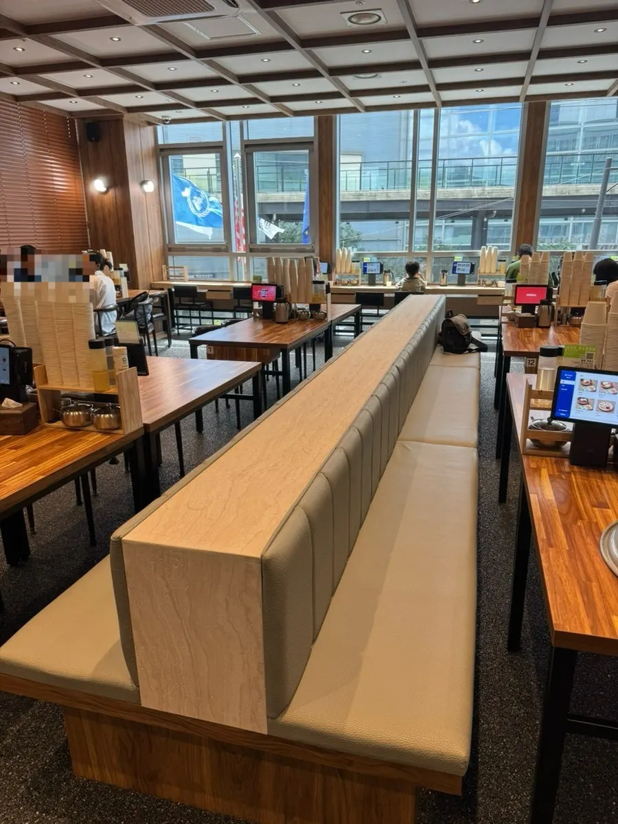 Area sekitar pintu masuk restoran