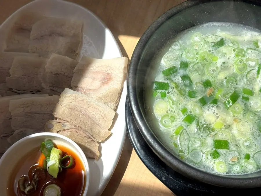 Papan menu Yeongdong Milmyeon & Dwaeji Gukbap berisi milmyeon dan gukbap