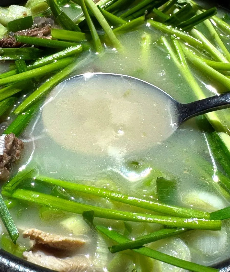 Banchan berupa kimchi, kkakdugi, dan mumallaengi