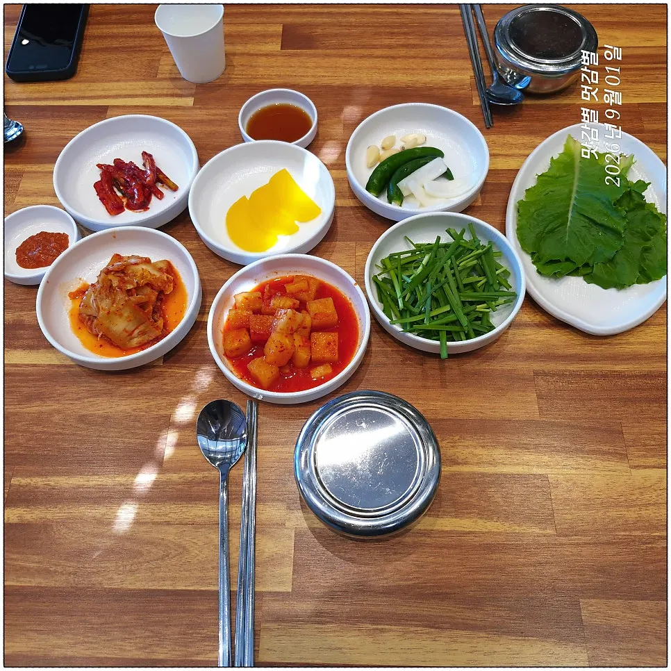 양파와 마늘이 놓인 밑반찬