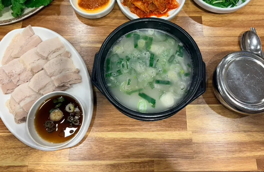 Side dishes served with the suyuk baekban