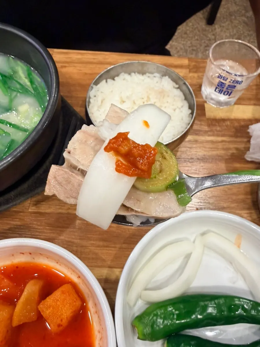 Boiled pork served with vegetable wraps