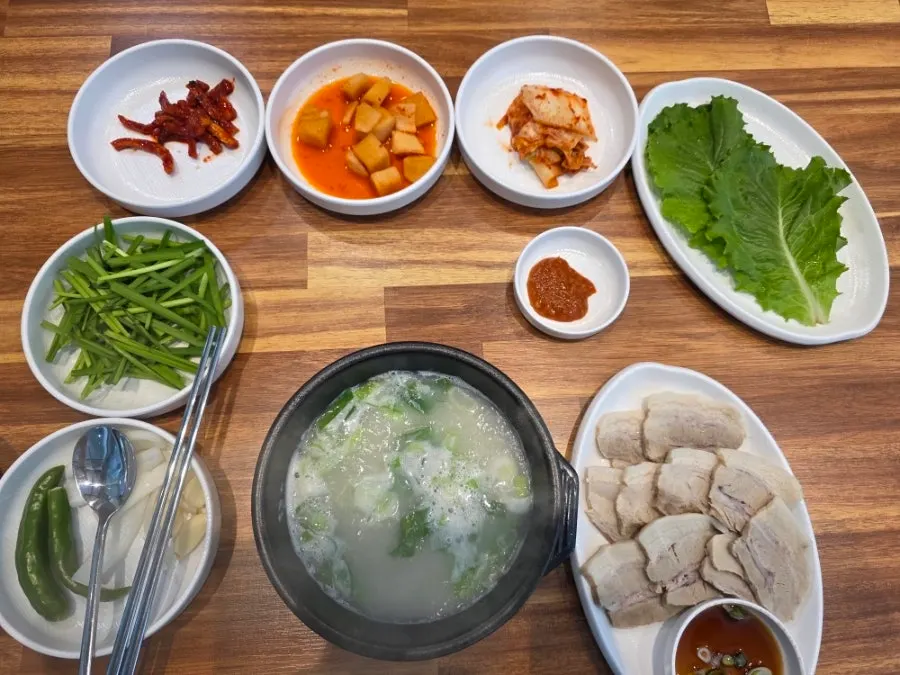 부산역 앞 식당의 캐리어 보관 공간 관련 사진