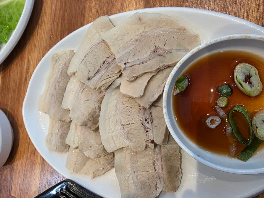 수육과 국물이 함께 나온 백반 관련 사진