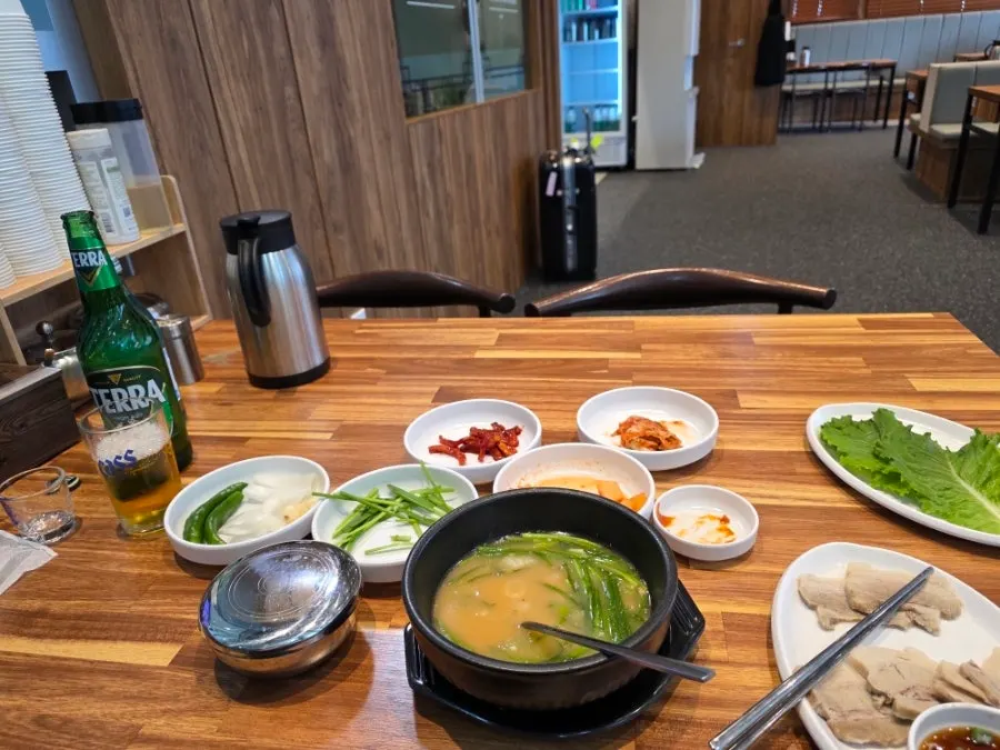 수육백반의 수육과 국물 관련 사진