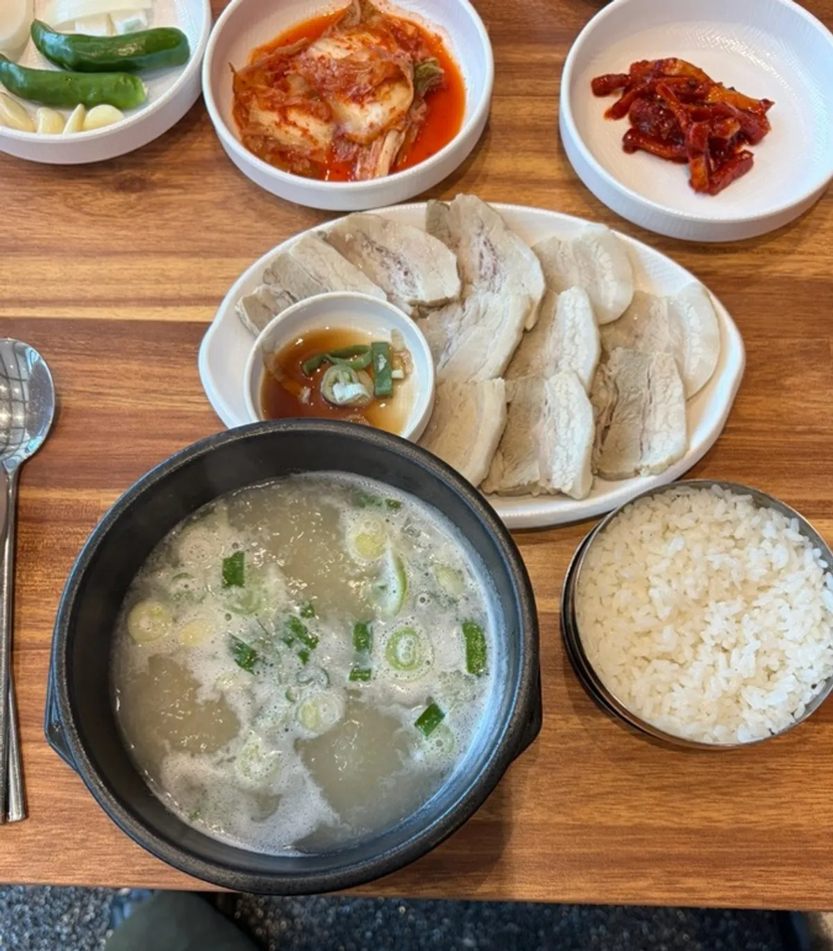 수육과 국물 공깃밥 수육백반 한상