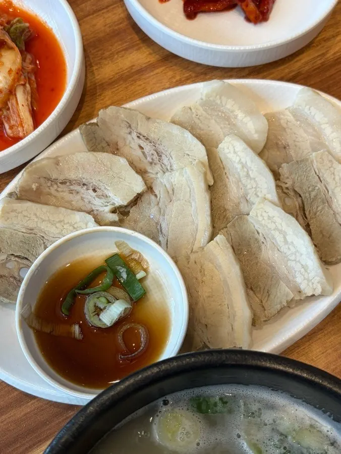 수육백반의 수육 고기 한 접시