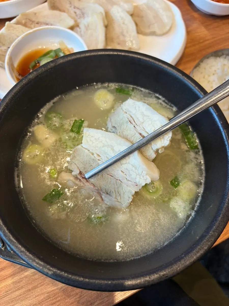 육수에 담가 먹는 수육